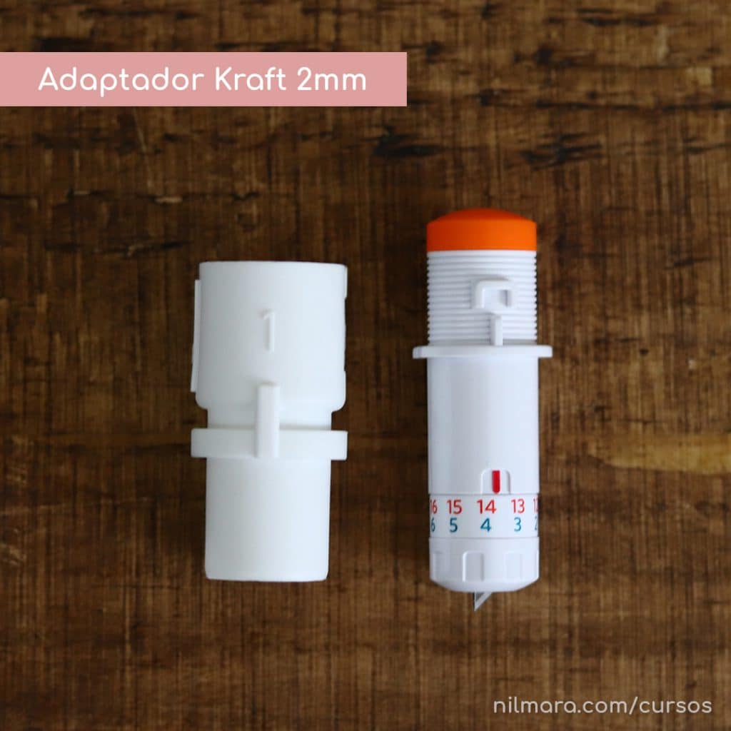 adaptador para lâmina kraft de 3mm e a dita lâmina lado a lado e alinhados sobre um fundo madeirado