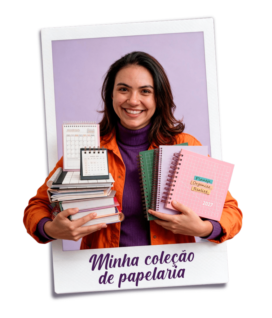 Nilmara segurando cadernos e calendários da Minha Coleção de Papelaria