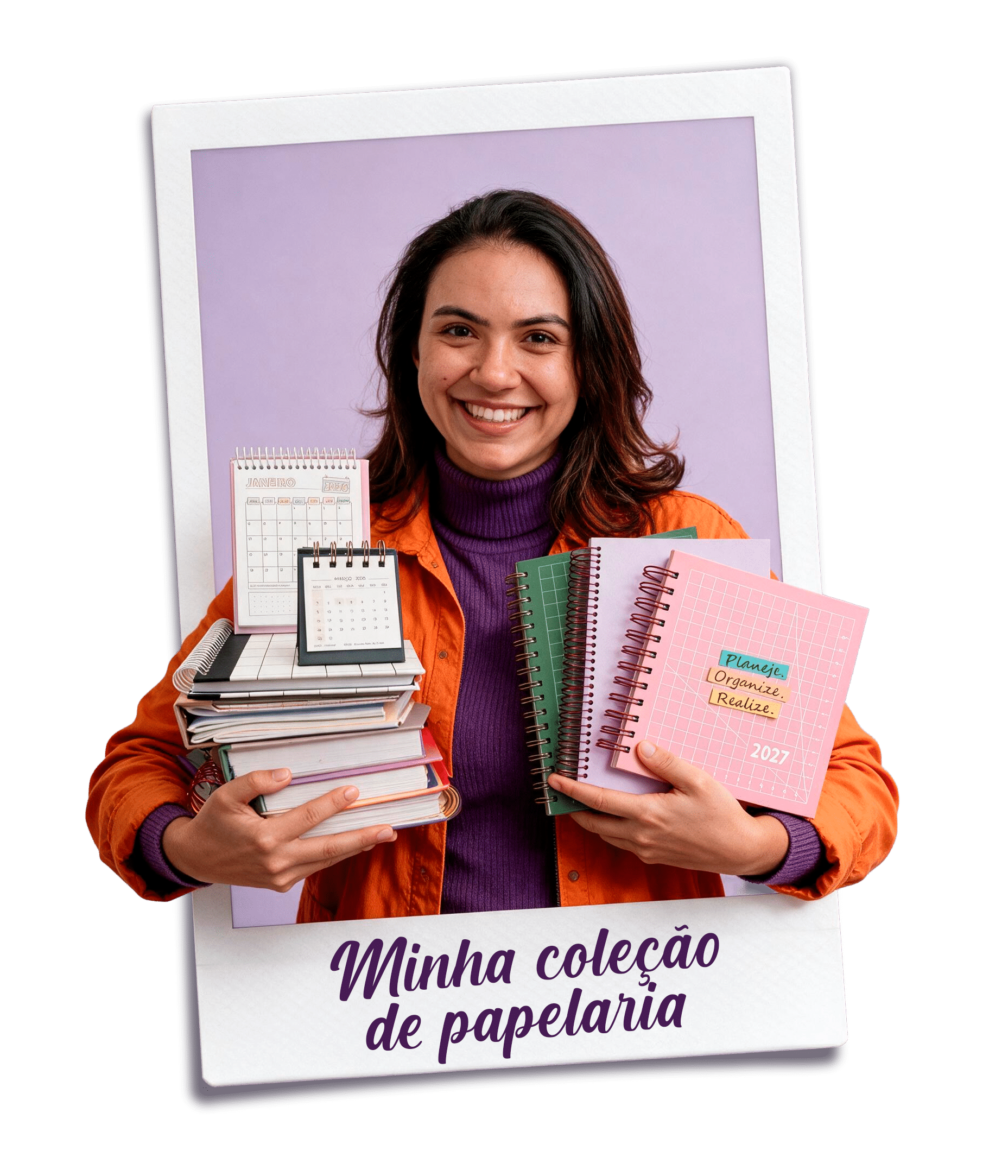 Nilmara segurando cadernos e calendários da Assinatura Minha Coleção de Papelaria