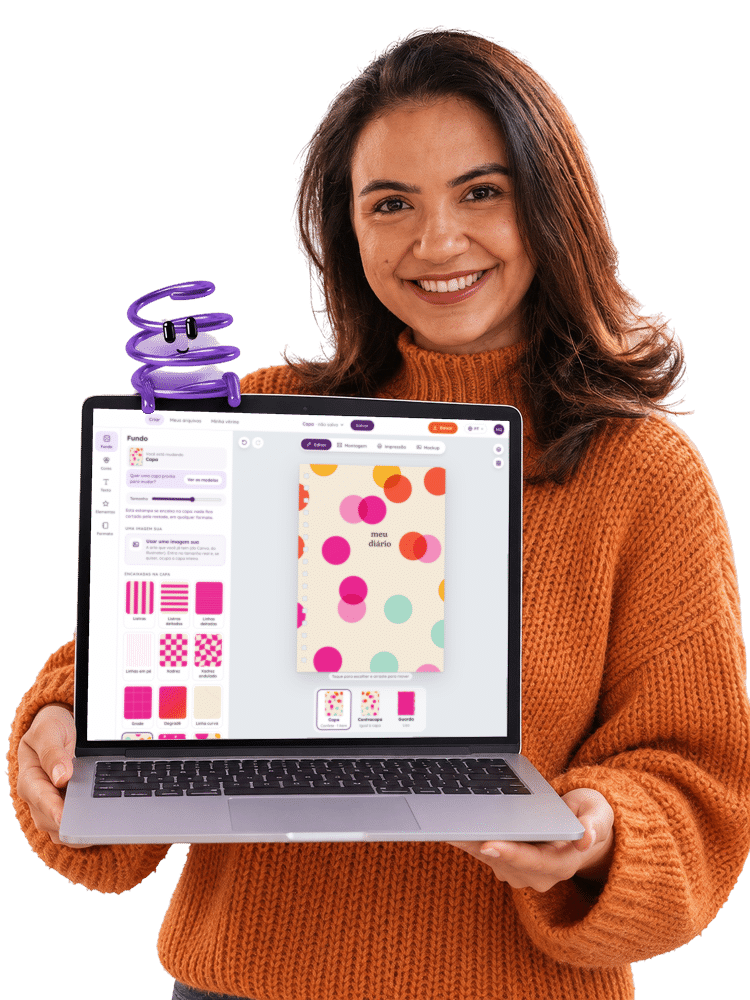 Nilmara sorrindo e mostrando o notebook com a ferramenta aberta, com o mascote pendurado em cima da tela